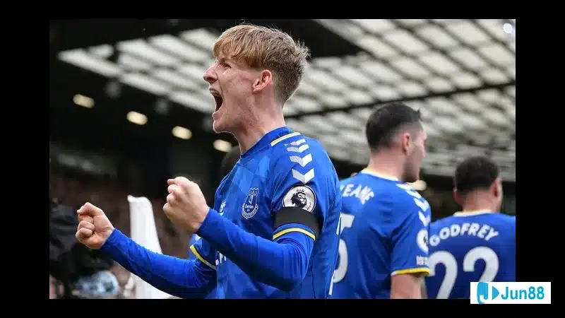 Anthony Gordon trong trang phục thi đấu, thể hiện tinh thần đồng Anthony Gordon trong trang phục thi đấu, thể hiện tinh thần đồng