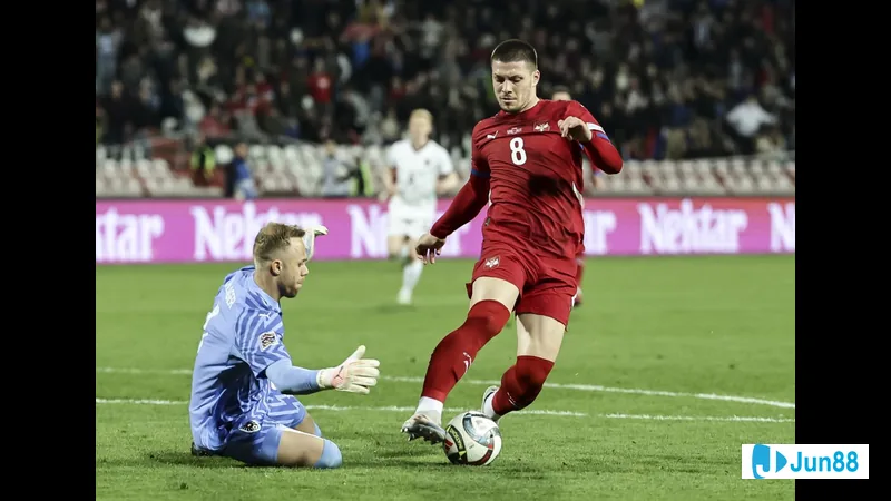 Cầu thủ Latvia và Serbia trong trận đấu bóng đá trong bối cảnh Thành tích đối