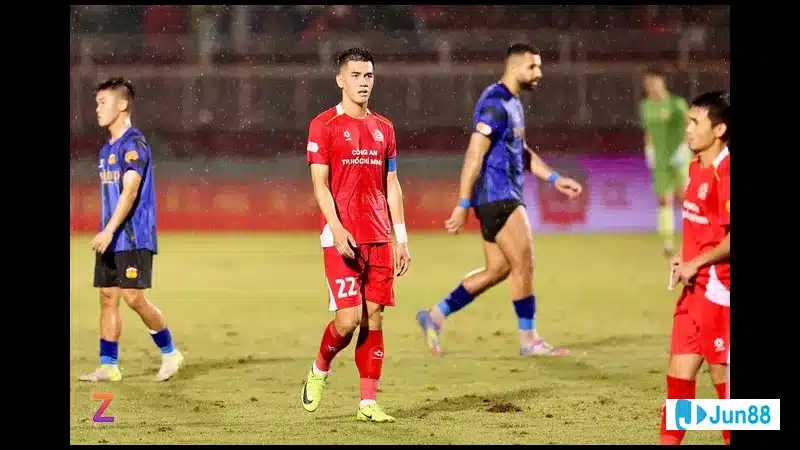 Tiến Linh trong buổi tập cùng đội tuyển Việt Nam Tiến Linh trong buổi tập cùng đội tuyển Việt Nam