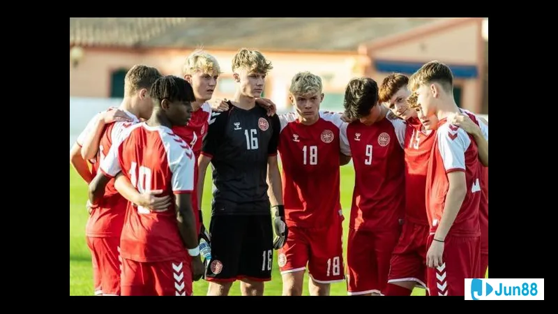 Cầu thủ Đan Mạch U17 vượt qua cầu thủ Andorra U17 trong trận đấu bóng đá - "Đan Mạch U17" Cầu thủ Đan Mạch U17 vượt qua cầu thủ Andorra U17 trong trận đấu bóng đá - "Đan Mạch U17"