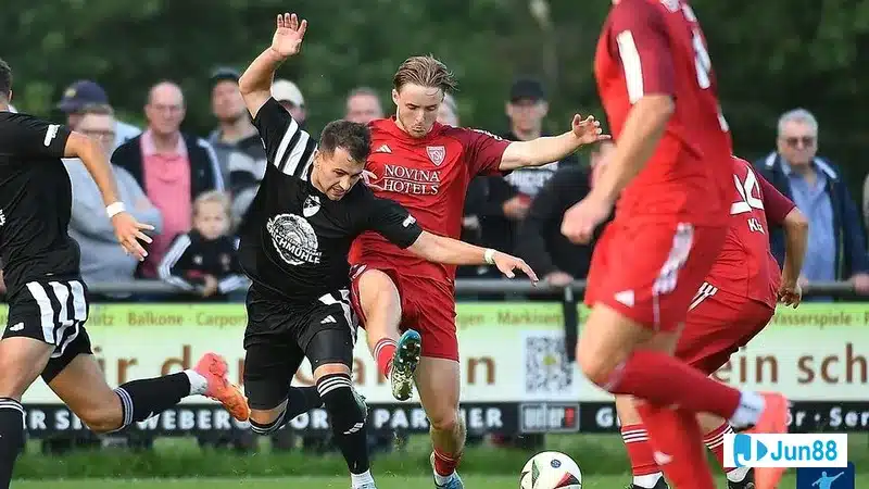 Cầu thủ của Neudrossenfeld tấn công mạnh mẽ trước hàng phòng ngự của FC Coburg