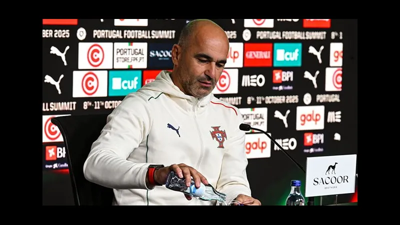 Cầu thủ U19 Đức vượt qua sự truy cản của cầu thủ U19 Na Uy để tiến vào vòng cấm đối phương