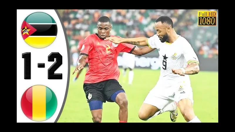 Cầu thủ Yemen dẫn bóng trước cầu thủ Brunei trong trận đấu bóng đá giữa hai đội