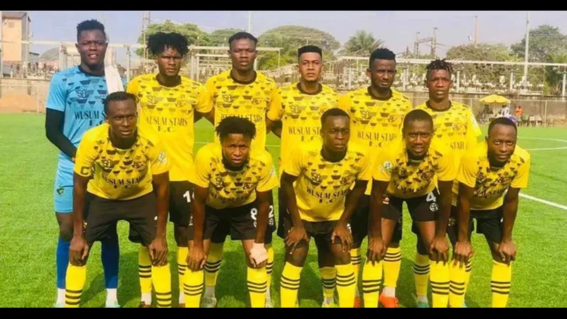 Cầu thủ của Diamond Stars nỗ lực giữ bóng trước áp lực từ cầu thủ của Wusum Stars Cầu thủ của Diamond Stars nỗ lực giữ bóng trước áp lực từ cầu thủ của Wusum Stars