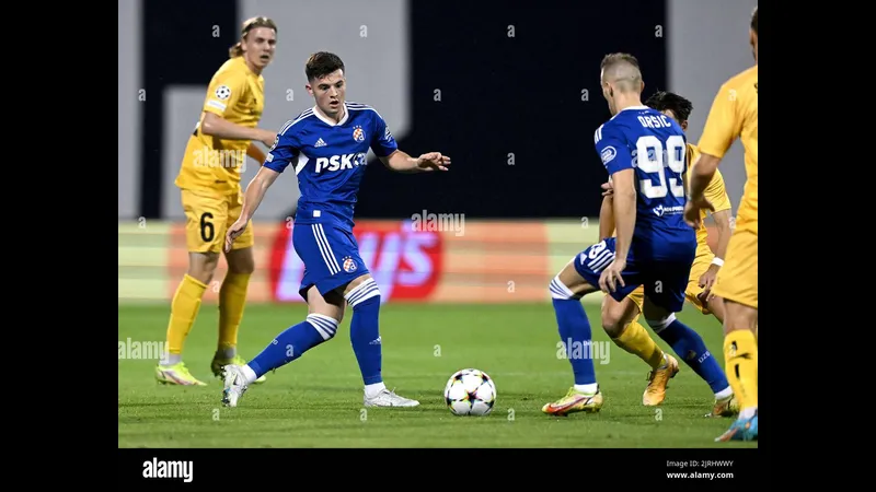 Cầu thủ Dortmund tạo khoảnh khắc ấn tượng khi vượt qua người Bodo/Glimt trong trận đấu. Cầu thủ Dortmund tạo khoảnh khắc ấn tượng khi vượt qua người Bodo/Glimt trong trận đấu.