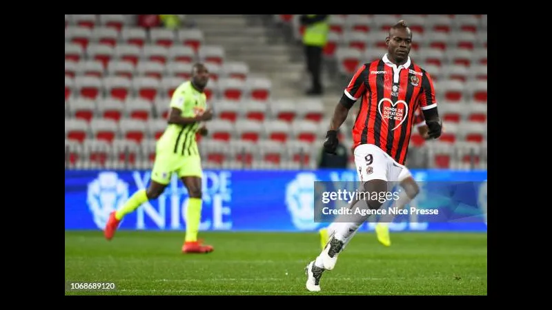 Cầu thủ của Nice vượt qua cầu thủ của Angers trong một pha tấn công sắc nét trên sân cỏ