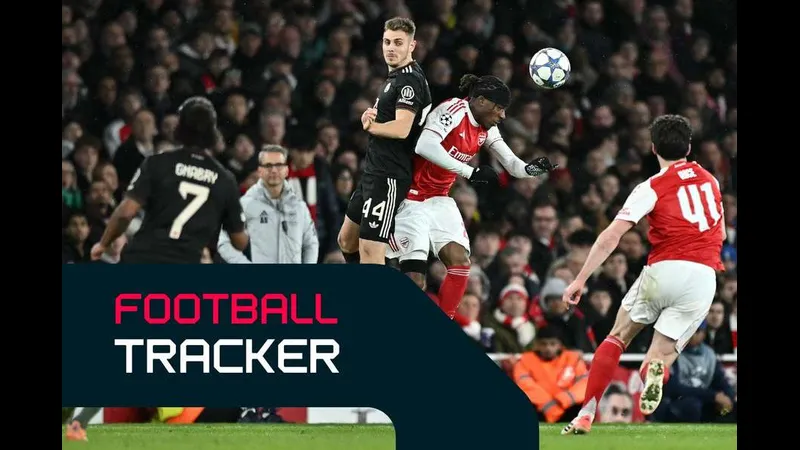 Cầu thủ của Sahdag Qusar chạy nhanh với bóng qua hậu vệ của Turan Tovuz