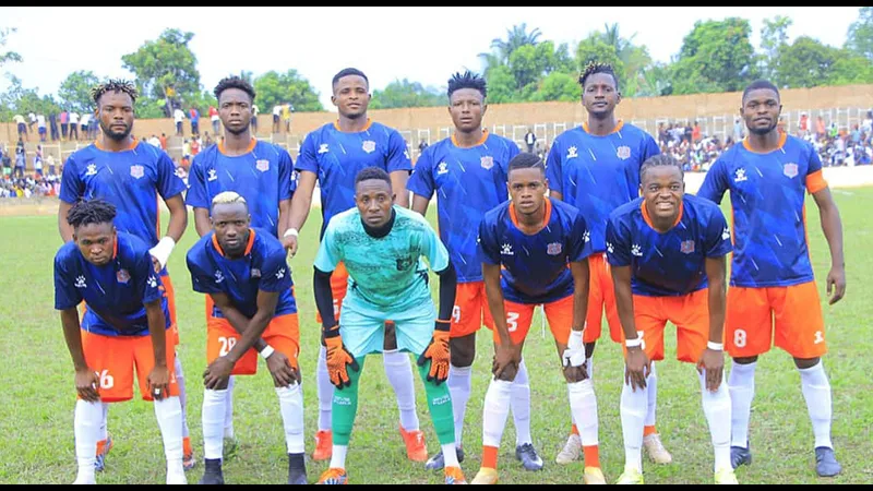 Cầu thủ của Tanganyika vượt qua cầu thủ Malole để tạo cơ hội ghi bàn