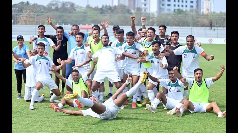 Cầu thủ Meghalaya và Services đang tranh chấp quả bóng trên sân Cầu thủ Meghalaya và Services đang tranh chấp quả bóng trên sân