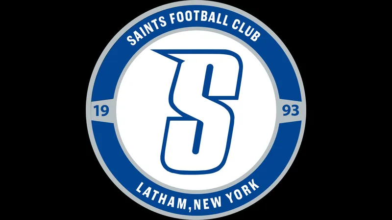 Cầu thủ của Saint vượt qua hàng phòng ngự của Stade de Reims.