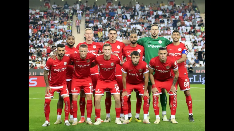 Cầu thủ Kayserispor đang chuyển bóng trước sự áp đảo từ đối thủ Antalyaspor