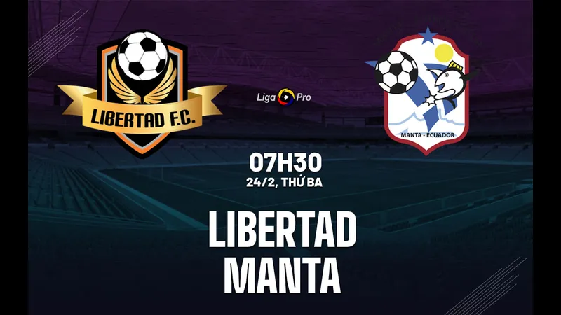 Cầu thủ Libertad và Manta tranh chấp bóng trên sân