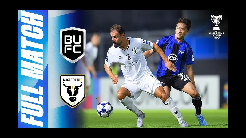 Cầu thủ Macarthur FC và Bangkok United tranh chấp bóng trên sân