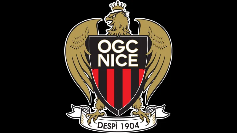 Cầu thủ Nice và Lorient tranh chấp bóng trên sân cỏ Cầu thủ Nice và Lorient tranh chấp bóng trên sân cỏ