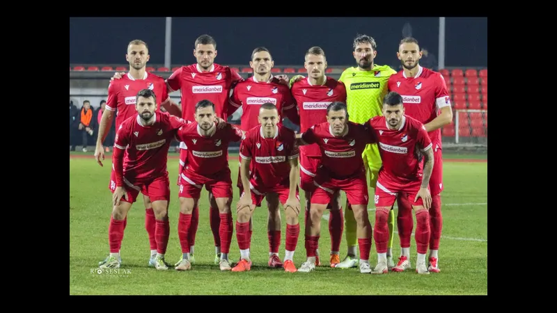 Cầu thủ Sloga Doboj và Tekstilac đua tranh quả bóng trên sân cỏ Cầu thủ Sloga Doboj và Tekstilac đua tranh quả bóng trên sân cỏ