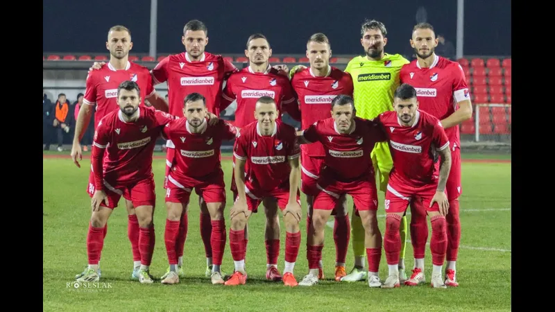 Cầu thủ Sloga Doboj và Tekstilac đấu kịch tính trên sân cỏ Cầu thủ Sloga Doboj và Tekstilac đấu kịch tính trên sân cỏ